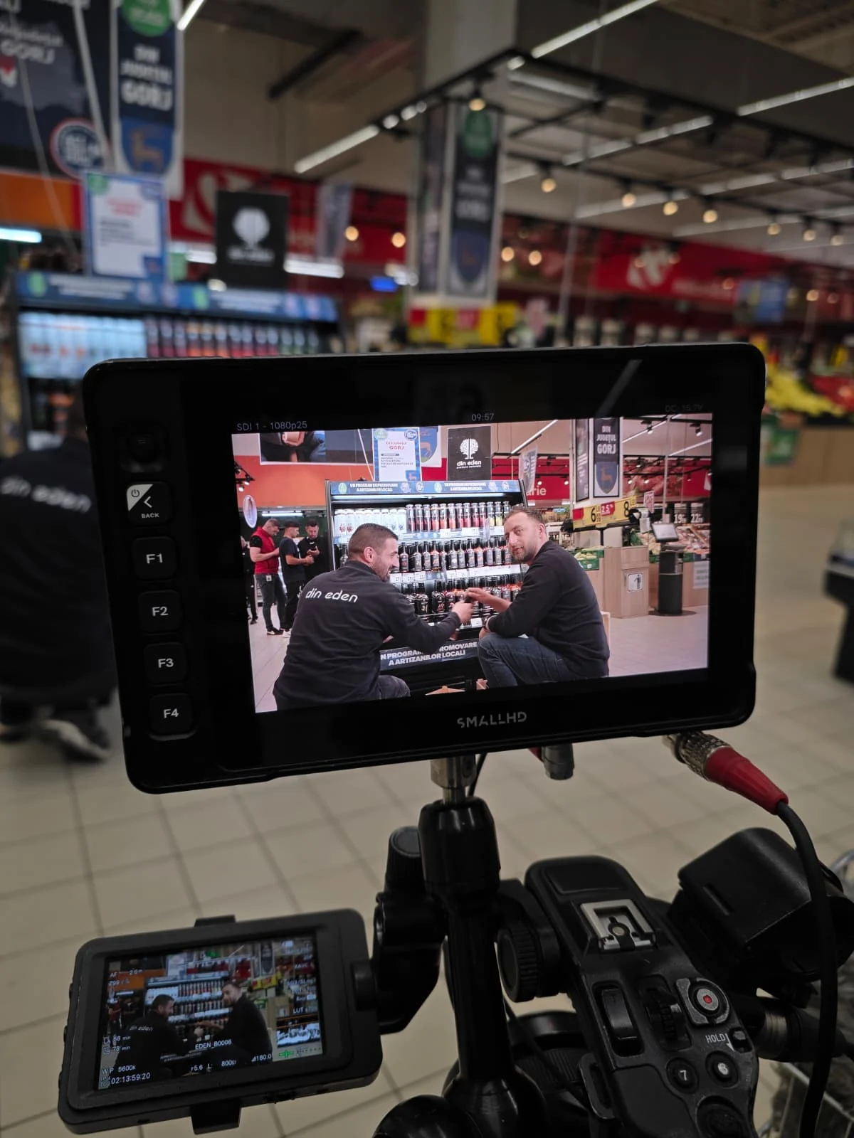 Monitorul camerei surprinde o conversație la standul Din Eden din Carrefour