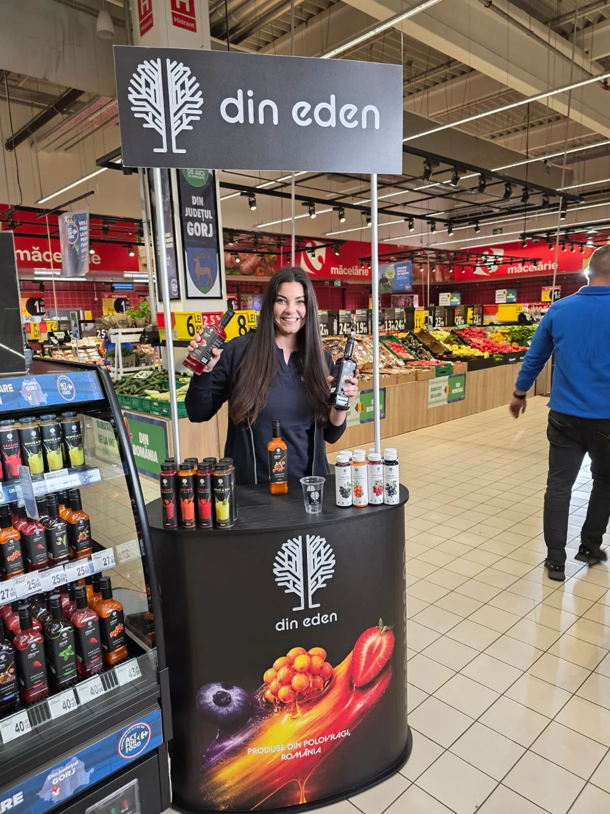 Nicoleta prezintă siropurile la standul Din Eden din Carrefour