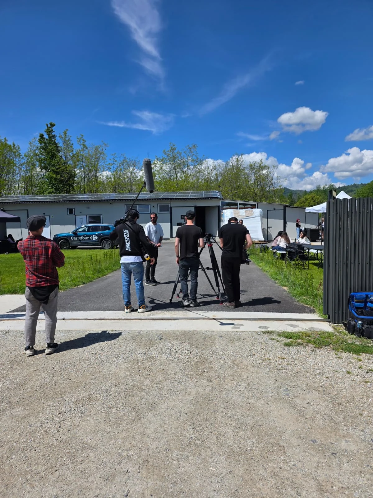 Culisele filmării în fața atelierului Din Eden